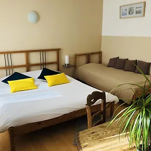 https://le-clos-des-acacias.fr-provencehotel.com